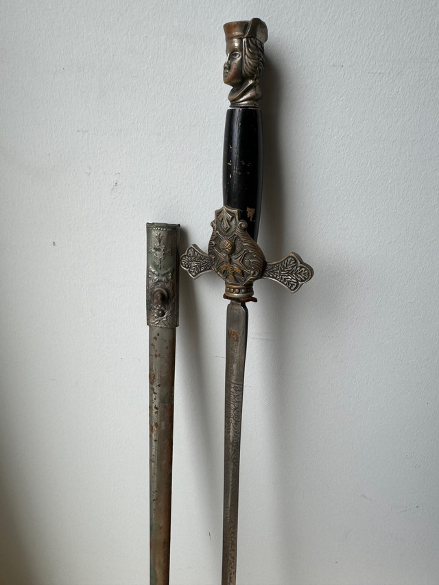 Épée médiévale avec étui d’origine. Tel quel.  dans Jouets et jeux  à Laval/Rive Nord - Image 4