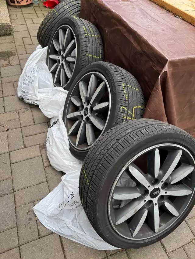 run flat tire with rims for a mini. in Tires & Rims in City of Halifax - Image 2