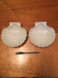 2 large clam shell dishes