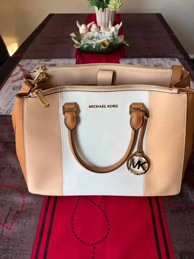 Authentic Micheal Kors Large Purse- Perfect Conditions -$90