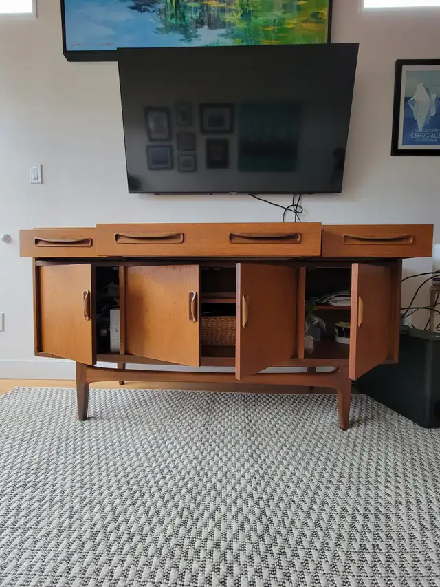 Vintage Mid Century Modern Danish Credenza Console in Hutches & Display Cabinets in City of Toronto - Image 3