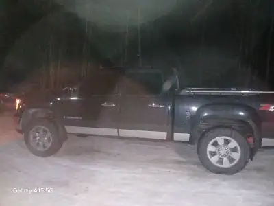 2007 gmc sierra 4x4.. truck is loaded heated seats sunroof power back window..interior is like the d...