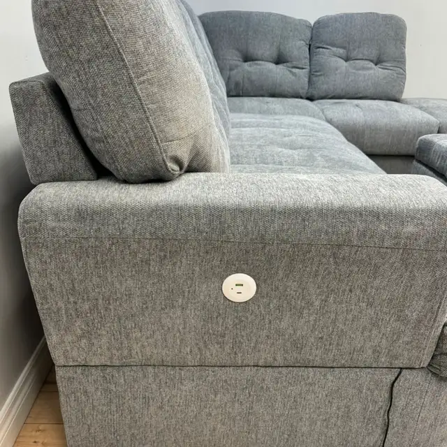 New Stylish Sectional Sofa With RHF Chaise & USB Feature In SAle dans Sofas et futons dans Barrie - Image 4