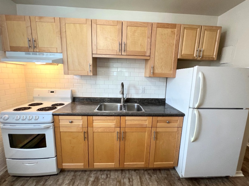 LOVELY 1 BED, 1 BATH SUITE ON SOUTHDALE AVE KIT. W/ 1 PARK INCL. Long