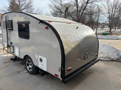 Ultra lite camper. Queen bed, single bed/table, toilet, shower, gas stove, on demand hot water heate...
