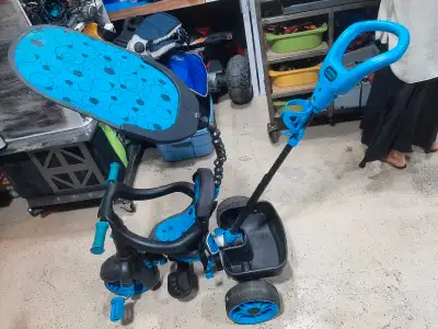 Get ready for fun adventures with this Little Tikes 4-in-1 Trike in blue and black! This used trike...