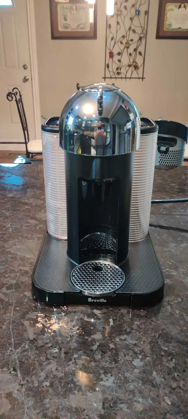 Breville Nespresso espresso machine in Coffee Makers in City of Toronto - Image 2