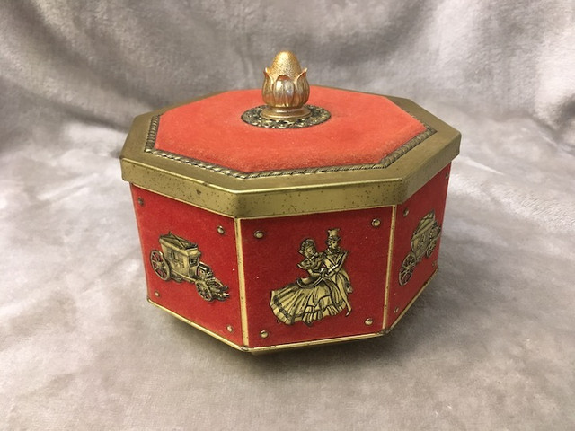 Vintage 60s 70s METAL TIN BOX Made In England Octagon Crispy Det in Arts & Collectibles in Mississauga / Peel Region - Image 2