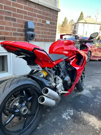 Je vends ma superbe Ducati Supersport 2023 (PETITE PLAQUES touring) par manque de temps pour en fair...