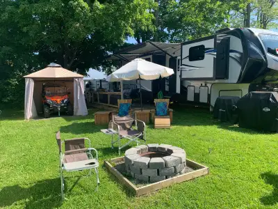 Amazing well maintained 2019 Avalanche 382FL Fifth Wheel trailer! With Extended SAL Warranty until A...