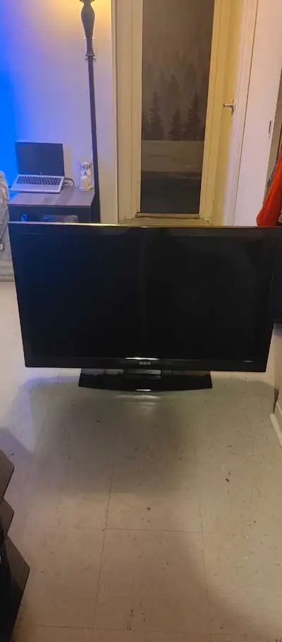 Tv 50 pouce pas neuf mais marche très bien raison de la vente j ai acheter plus grand PS cette tv es...