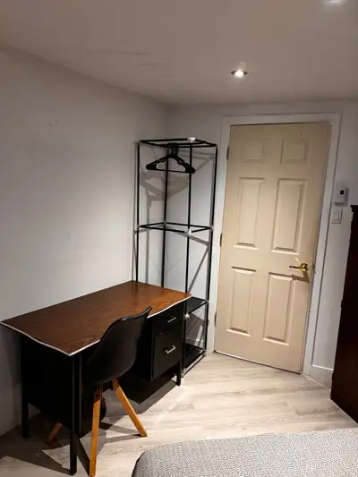 Belle chambre meublée tout inclus cuisine équipée, wifi, stationnement, ect