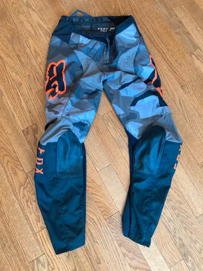 Fox 180 Youth Dirtbike Pants Like new, minor scuffs Size: 28Y Adjustable belt Exhaust protector Ligh...