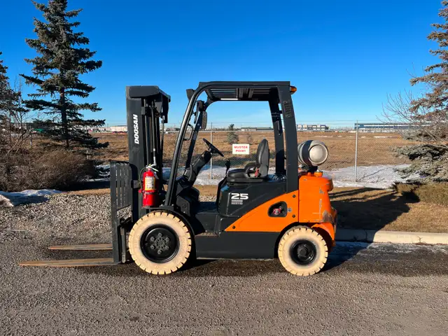 * LOW HOUR * Used Doosan G25 2020 Indoor Outdoor 5000lb Forklift in Other in Saskatoon - Image 2