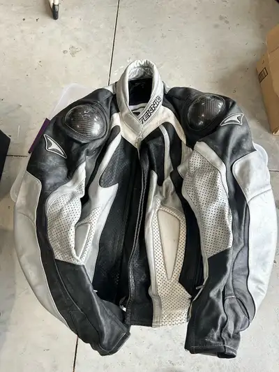 This is a Teknic full armour leather motorcycle jacket, removalble zipper liner. Size 48 Key Feature...
