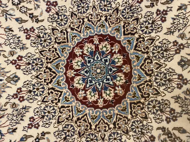 Persian Naeen round handmade rug (Iran) in Rugs, Carpets & Runners in Markham / York Region - Image 4
