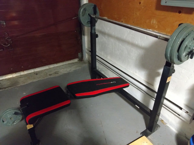 Bench Press CAPSTRENGTH with bar & weights dans Appareils d'exercice domestique  à Ville de Montréal - Image 3