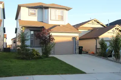 Bright & Spacious 3-Bedroom Main Floor for Rent in Tuscany (NW)