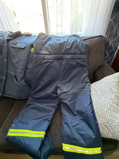 Medium (Best Work Wear) Hanset Set - Jacket and Pants (w Bibs) Jacket is warn but in great shaper Pa...
