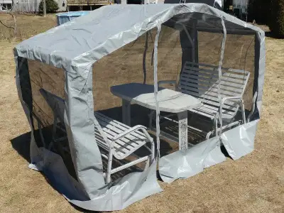 Abri moustiquaire pour balançoire 4 places Cette toile est pratiquement neuve La base de la balançoi...