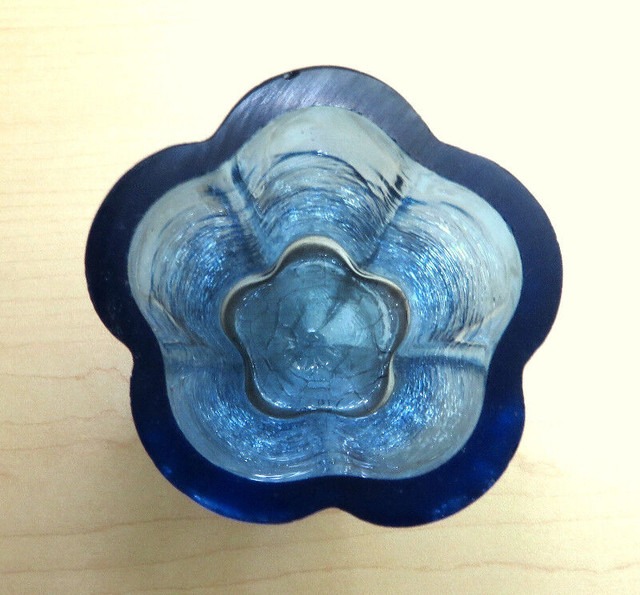 Vase décoratif ou à fleurs, en verre craquelé bleu océan dans Décoration intérieure et accessoires  à Ville de Québec - Image 2