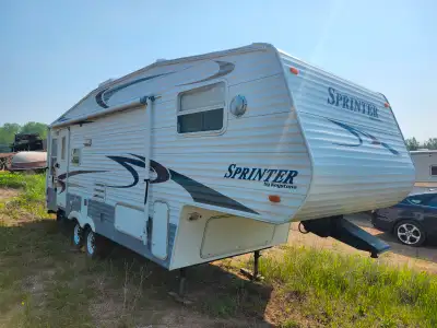 2004 Sprinter slide out dual axle fifth wheel 26 foot almost like new, hitch included A/C Fridge and...
