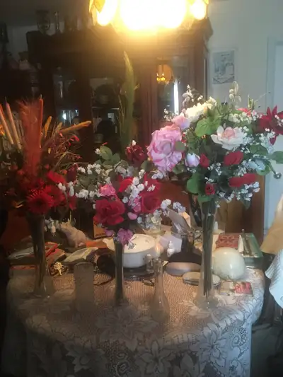 Cinq pots de fleurs très anciens sont offerts dont avec des fleurs. Deux sont de 18 pouces de haut e...