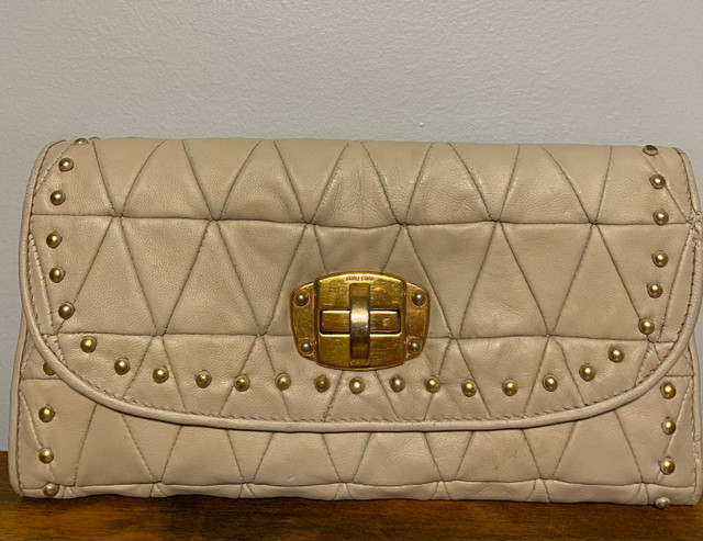 Miu Miu Soft Leather Quilted Wallet Gold studs Color - Ecru7.75  dans Femmes - Sacs et portefeuilles  à Ville de Montréal - Image 4