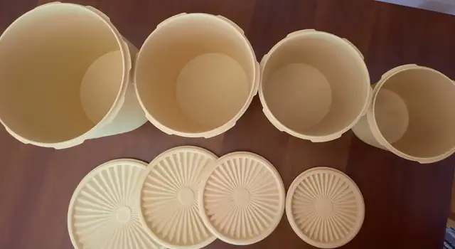 Vintage Tupperware Nesting Canisters / 4 Conteneurs Tupperware in Arts & Collectibles in City of Montréal - Image 5