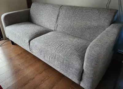 I bought this couch when I moved here for university two years ago, but now I'm moving away, so I'm...