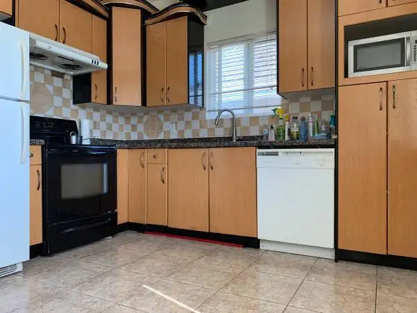 Large furnished room in a house for temporary rent in Room Rentals & Roommates in Vancouver - Image 2