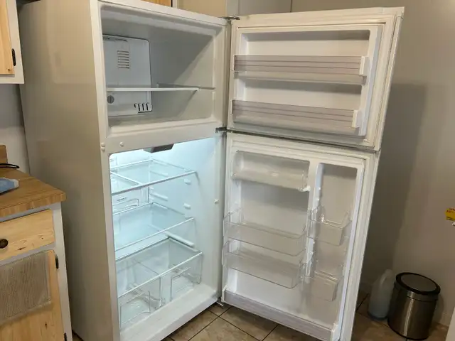 beau réfrigérateur  in Refrigerators in Sherbrooke - Image 3