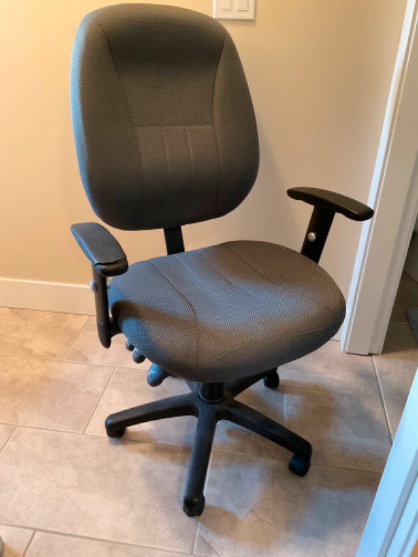 Office chair in Chairs & Recliners in Cowichan Valley / Duncan