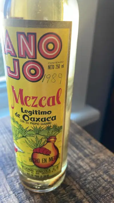 Bouteille de tékilla jamais ouvert avec chenille a l'intérieur venant d'acapulco en 1989 donc pour l...