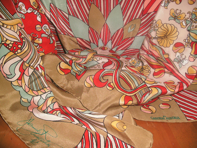 old elegant scarves in silk and satin - wearable pieces of art in Arts & Collectibles in Kitchener / Waterloo - Image 3