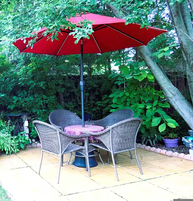 9 Ft Outdoor Patio Umbrella with Custom  made  Base in Outdoor Décor in St. Catharines - Image 4