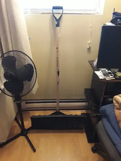 Snow shovel pelle a neige 150cm x 65 cm Price 15$ Dont fit in my small car Very good condition _____...