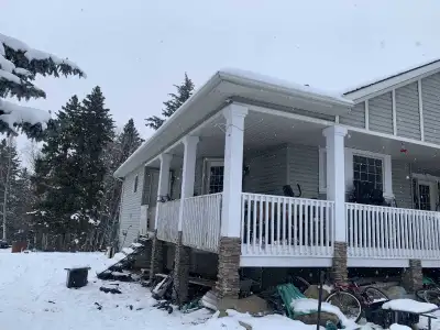 Home for rent on acreage aprox 4000 sq feet, 5 bedroom, 2 full baths. Within SW Calgary city limits,...