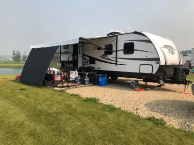 28 foot bunk house Exterior kitchen with sink, fridge and burner Second door to bathroom Sleeps 10 O...
