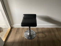 Free bar stool