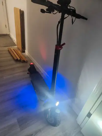 Comes with charger and spare tube it's 25mph 3 different speeds, has headlight blue underglow,signal...