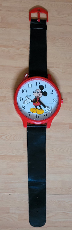 Vintage Walt Disney Lorus Mickey Mouse Giant Watch Wall Clock in Arts & Collectibles in Oshawa / Durham Region - Image 2