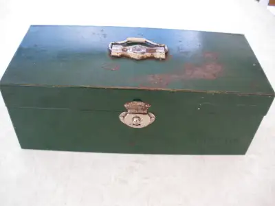 Si vous voyez cette annonce, ça signifie que c'est disponible. Vieux coffre d'outils avec sa patine...