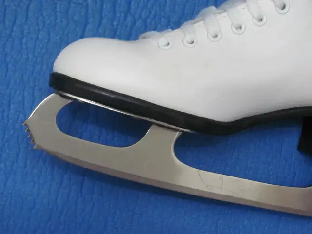 New CCM Skates Size-9 (Inner length 25cm/10'') Dwight in Skates & Blades in Muskoka - Image 6