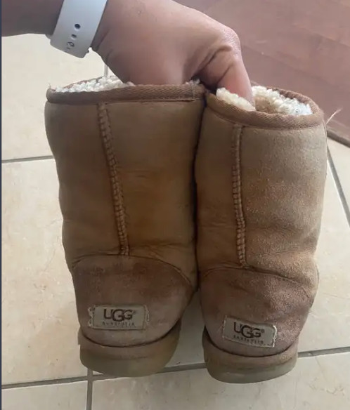 Women ugg boots worn out size 8 can be cleaned dans Femmes - Chaussures  à Laval/Rive Nord - Image 2