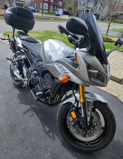 Bonne condition, acheté usagé en 2008 ,2ieme propriétaire. Vient avec top case Shad 37L, assez grand...