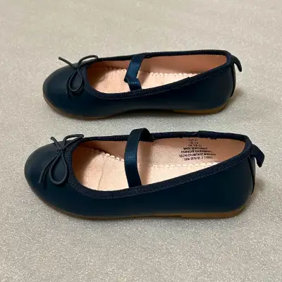H&M Girls Ballet Flats, Navy Colour, Children’s US Size 9.5. My daughter only wore these shoes a cou...