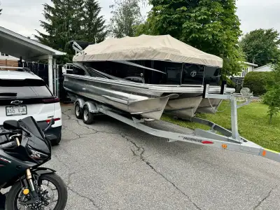 Je vends mon superbe ponton Tahoe de 20 pieds, 3 quilles, équipé d'un moteur de 115HP Mercury et pou...