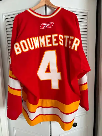 Selling my favourite jersey as it’s gotten too big for me! Hard one to let go! Worn but in great con...