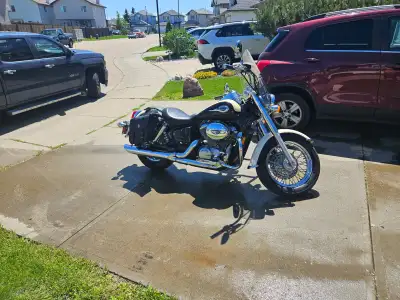 2000 Honda Ace American Classic Edition. All original, saddle bags included.
